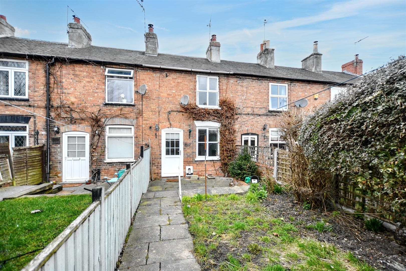 Long Row, Shardlow