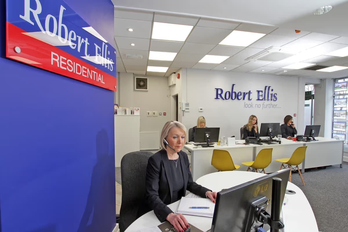 — The Robert Ellis Team